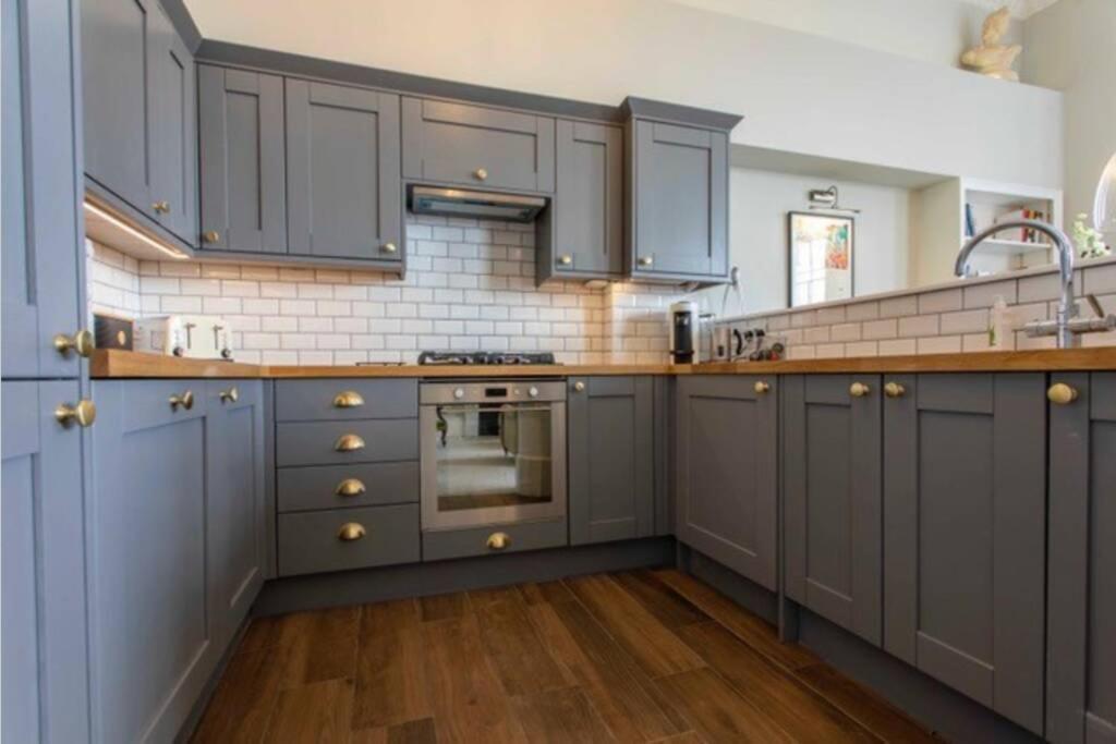 Stylish Georgian Retreat Apartment บาธ ภายนอก รูปภาพ