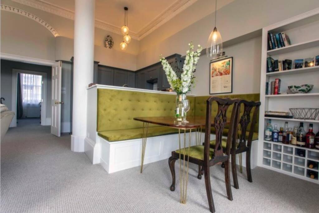 Stylish Georgian Retreat Apartment บาธ ภายนอก รูปภาพ