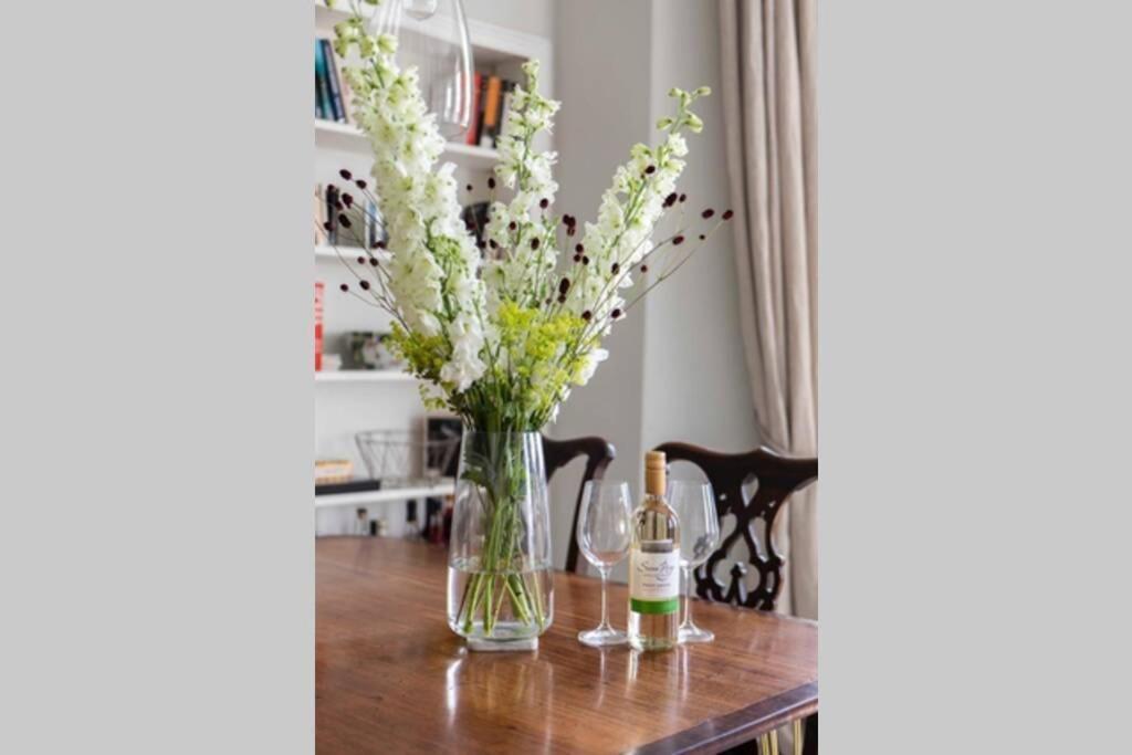 Stylish Georgian Retreat Apartment บาธ ภายนอก รูปภาพ