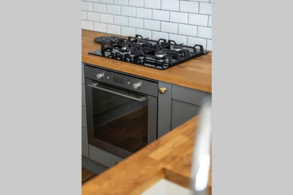 Stylish Georgian Retreat Apartment บาธ ภายนอก รูปภาพ